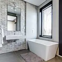 Badezimmer mit großem Fenster